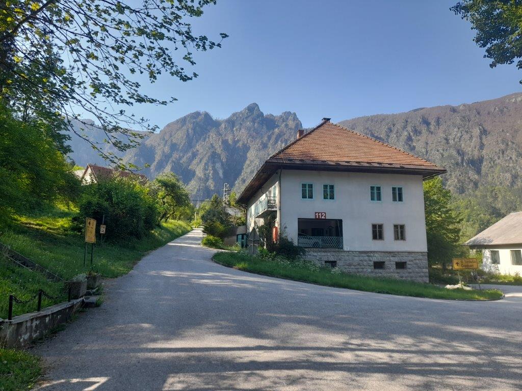Po stari poti na razglednik nad dolino Idrijce
