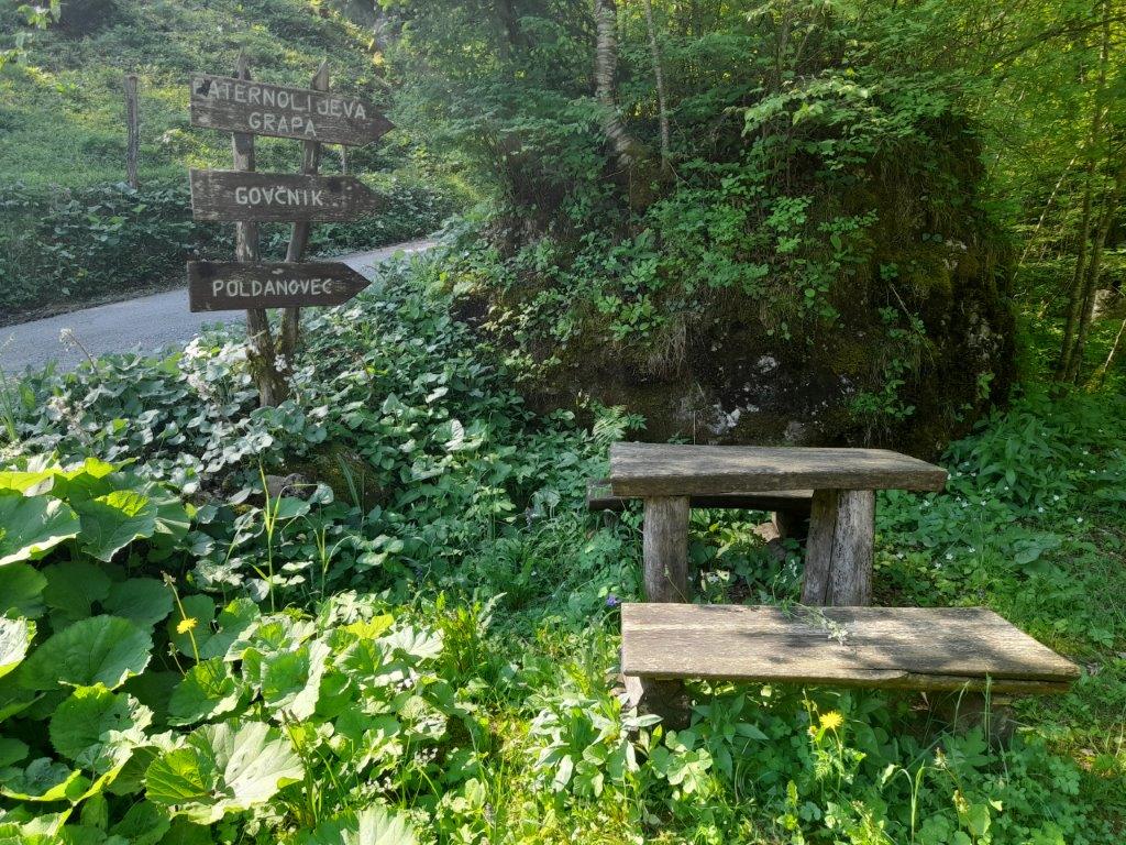 Po stari poti na razglednik nad dolino Idrijce