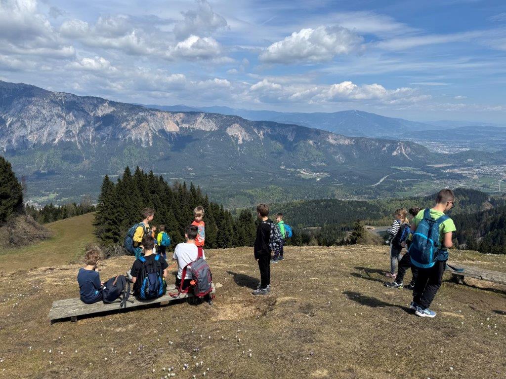 Planinskia pohod 1.-9. r. OŠ Poljane in PŠ Javorje na Tromejo